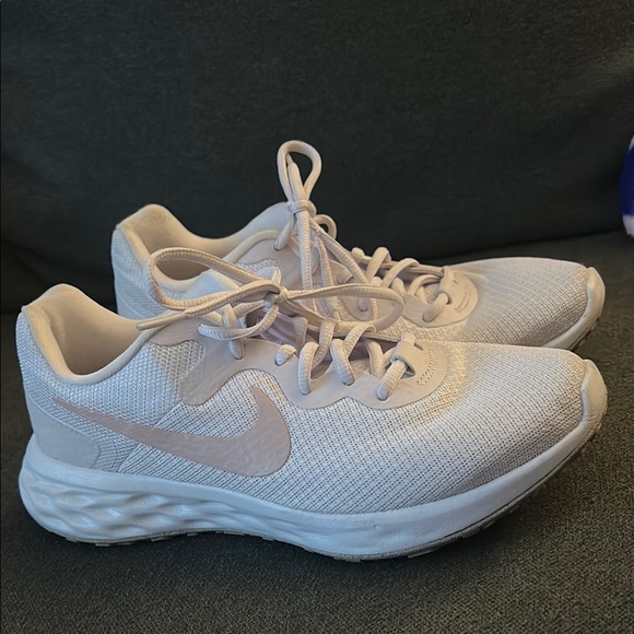 Nike Women's Light Pink Running Shoes - Picture 3 of 4